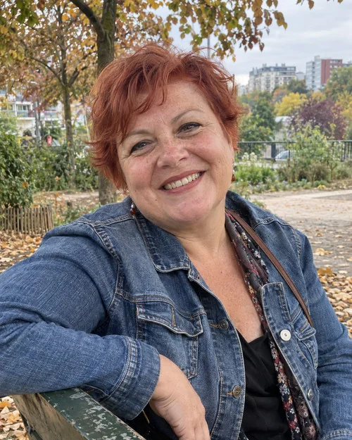 Portrait d’une femme mûre rousse, style de profil cougar